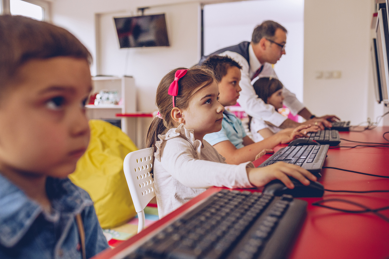 the-benefits-of-technology-in-early-childhood-education-child-hr